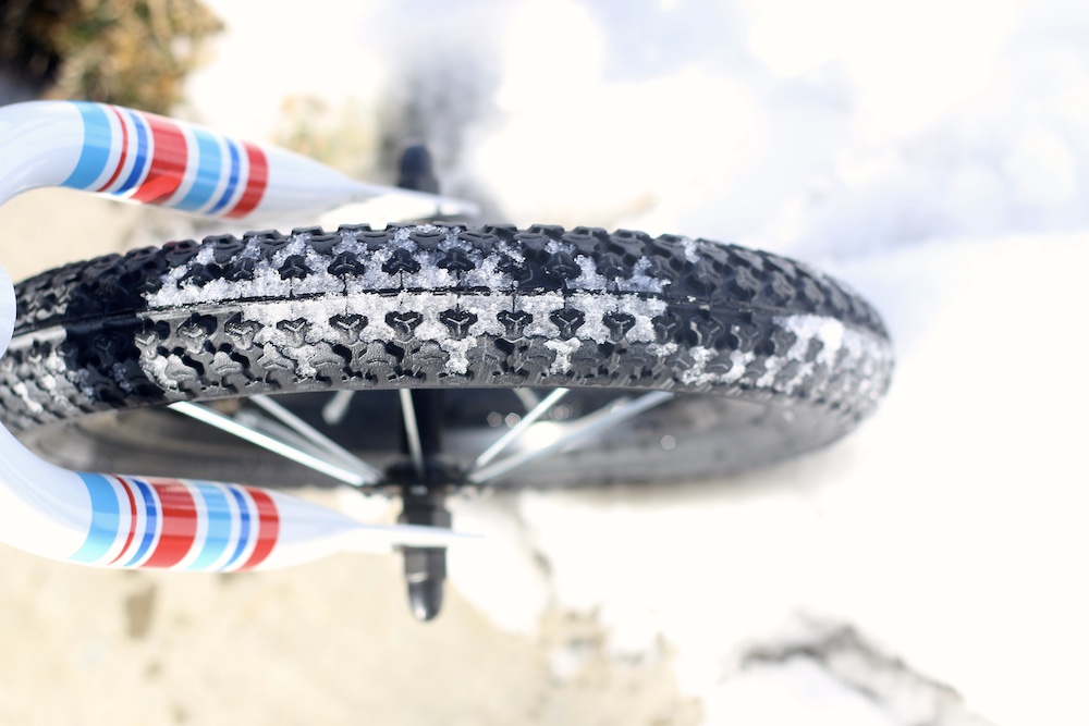 Close up of the knobby tires on the Saracen freewheel