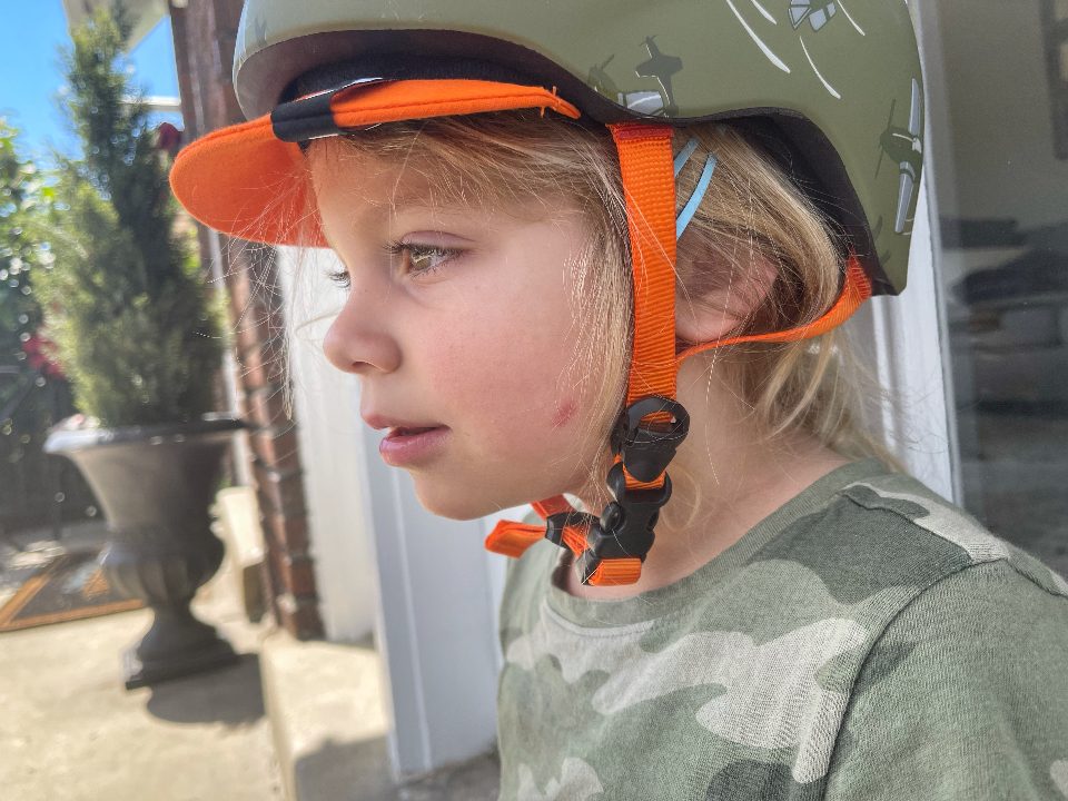 Side placed buckle on Bern Nino kids helmet