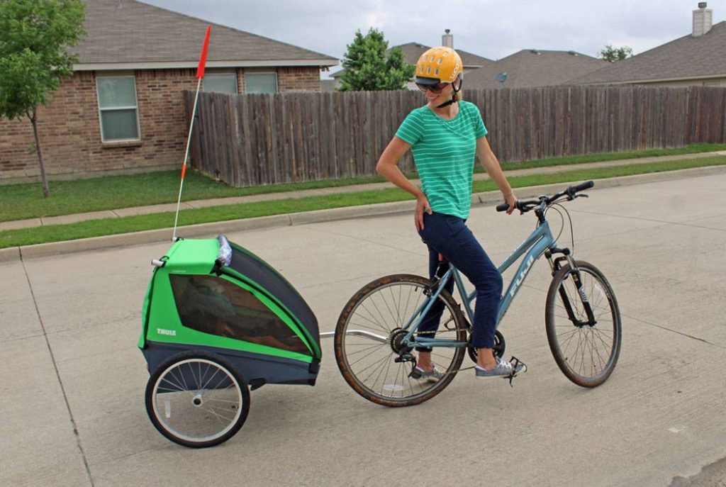 mom pulling the thule cadence bike trailer