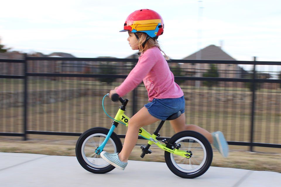 toddler running on the Yedoo Too Too balance bike