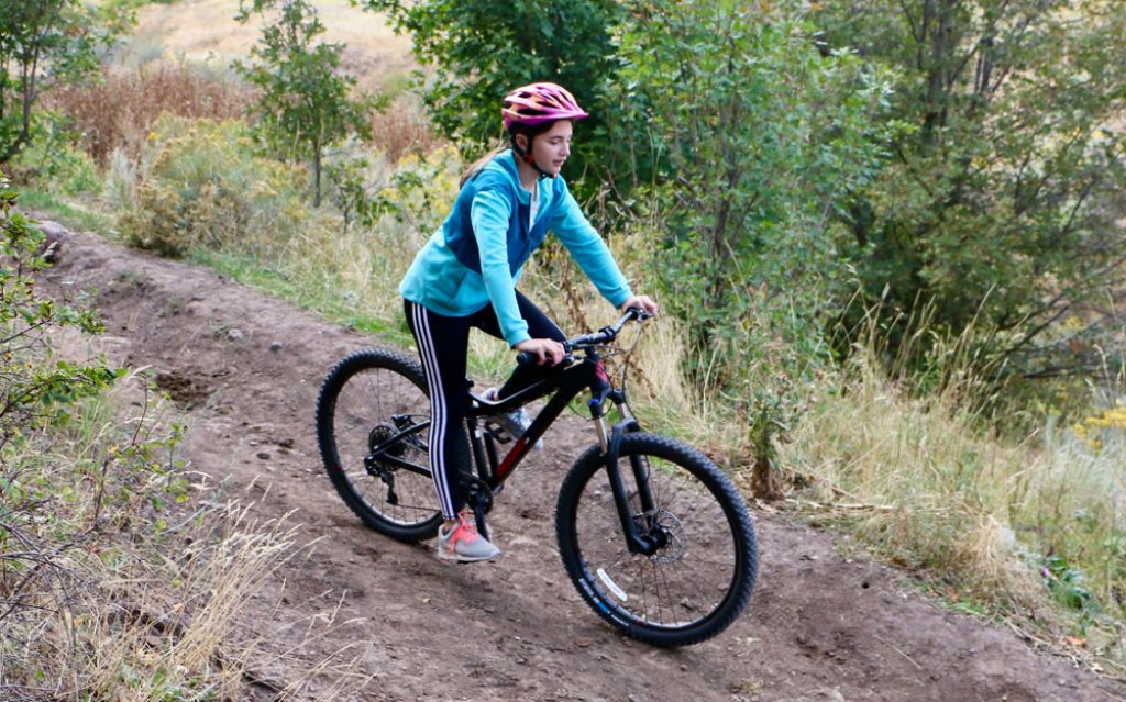 girl riding the diamondback lux 3 mountain bike