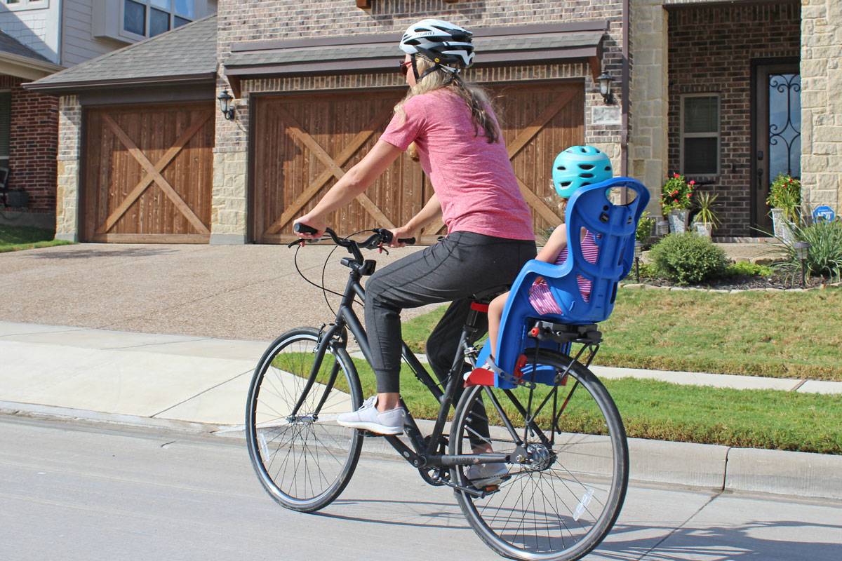Mom riding with her toddler in the Bellelli Pepe child bike seat