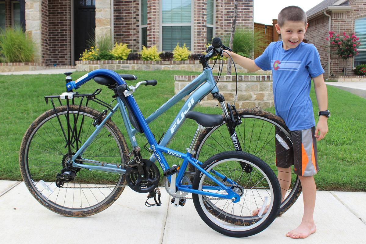 Burley Kazoo trailer cycle can pivot 360 degrees to lay flush next to the adult bike