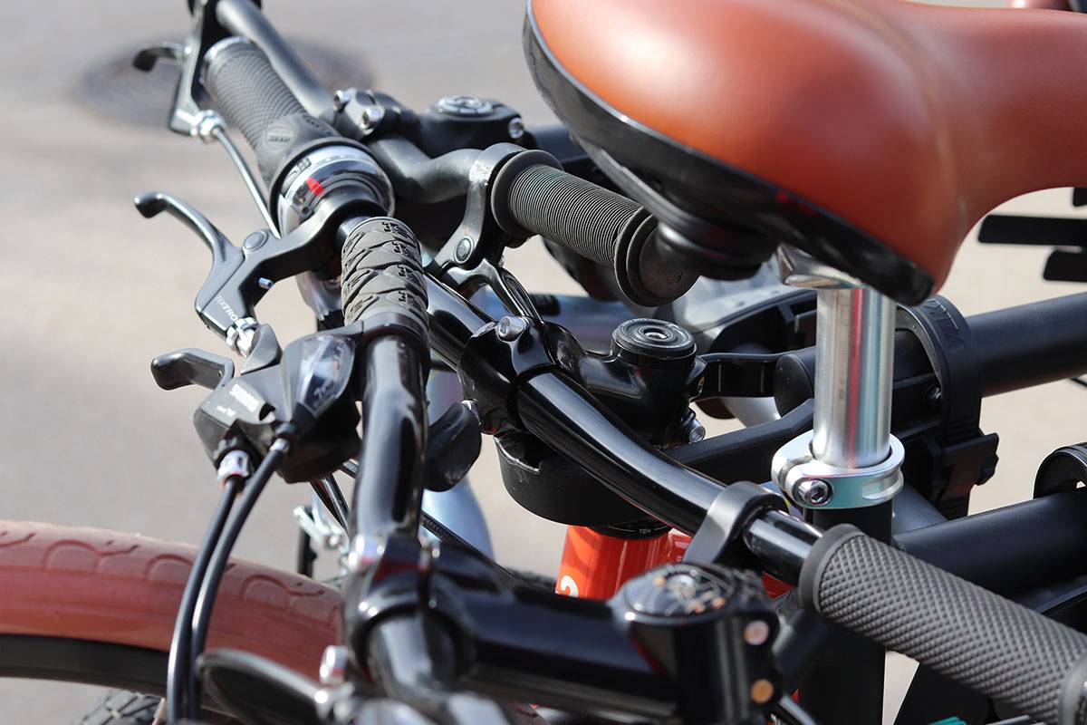 Handlebars jammed together on Yakima RidgeBack hanging bike rack. 