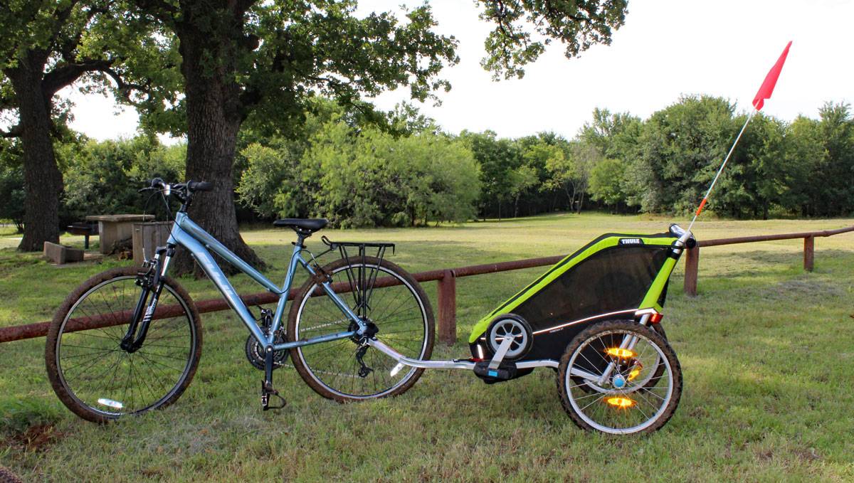Thule Chariot Cheetah XT single bike trailer in grassy field