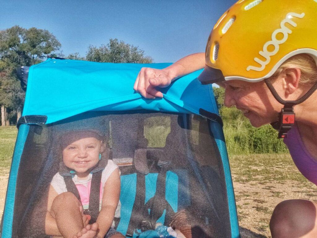 mom looking at her daughter in the Thule Coaster XT
