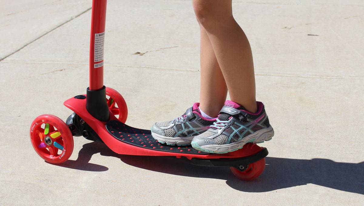 Foot deck and colored wheels of Y Glider XL 3 wheel kid's scooter