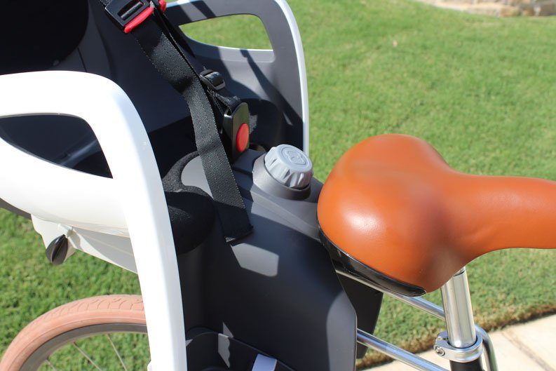 Hamax Caress child bike seat reclining and hitting the adult bike's saddle