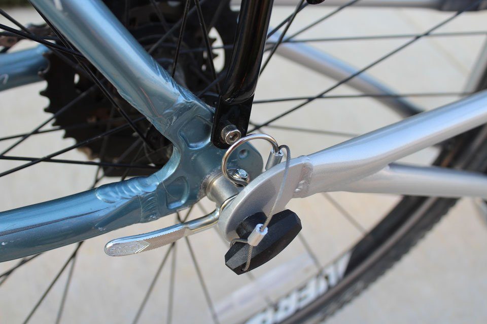 FollowMe arms attached to the rear axle of the adult bike