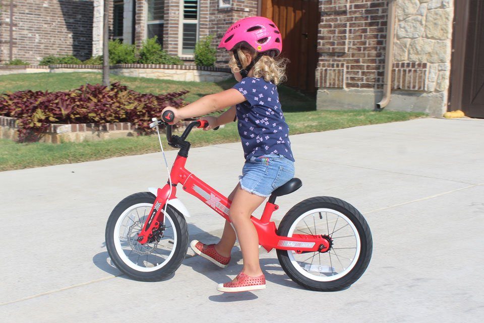 Toddler gliding on SmarTrike Xtend balance bike