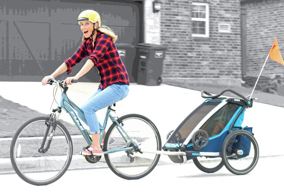 mom riding her bike pulling the thule cross