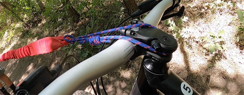TowWhee tow rope's fast stem hook set up. Attached to headset of child bike.