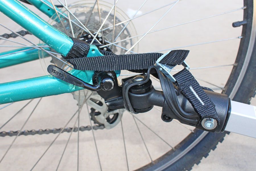 Qeridoo trailer attached to the axle of the bike