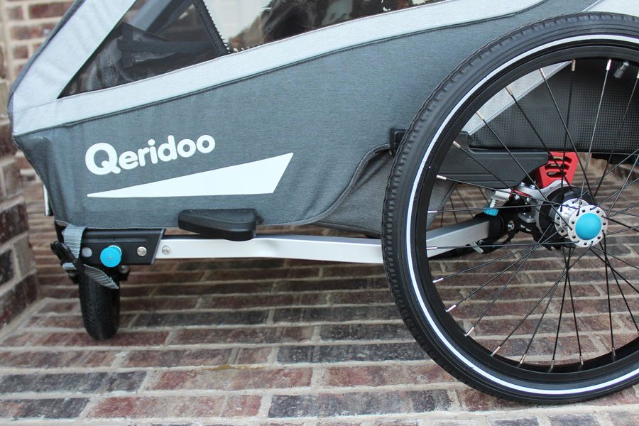 Tow bar stored under the body of the Qeridoo Kidgoo trailer