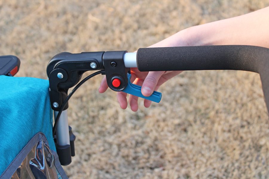 Activating the parking brake on the Qeridoo Sportrex 2