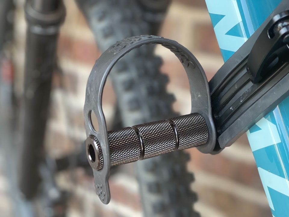 Textured foot peg and rubber stirrup of Shotgun seat