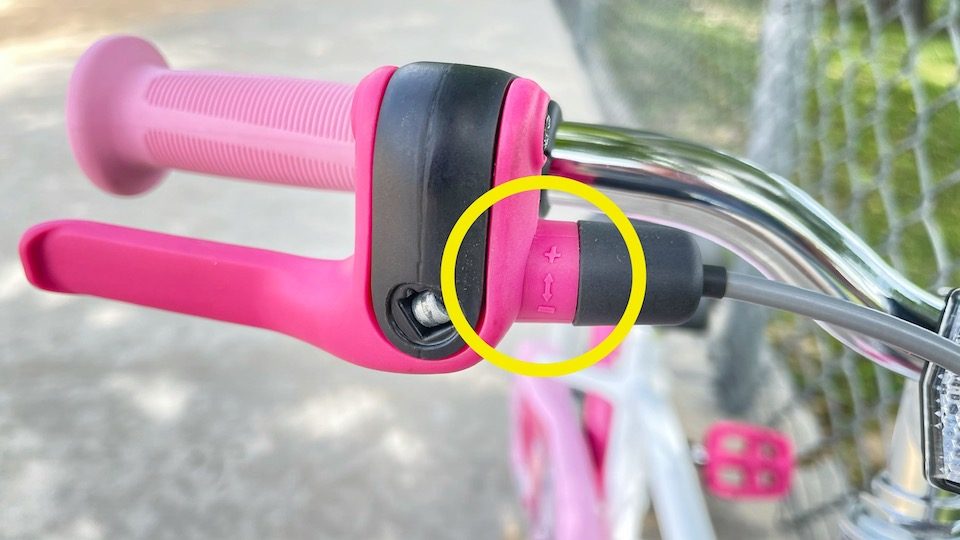 Brake lever on Btwin 16 has a dial that can be turned to make the braking power more or less