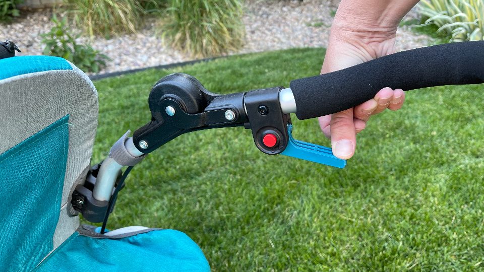 Hand engaging parking brake on the Speedkid trailer