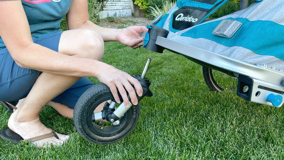 Inserting the front stroller wheel into the Qeridoo Speedkid
