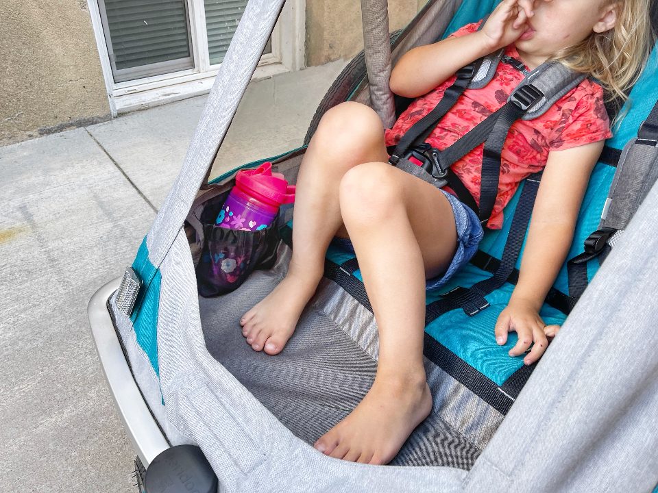 Toddlers knees are high while sitting in Qeridoo Speedkid 2