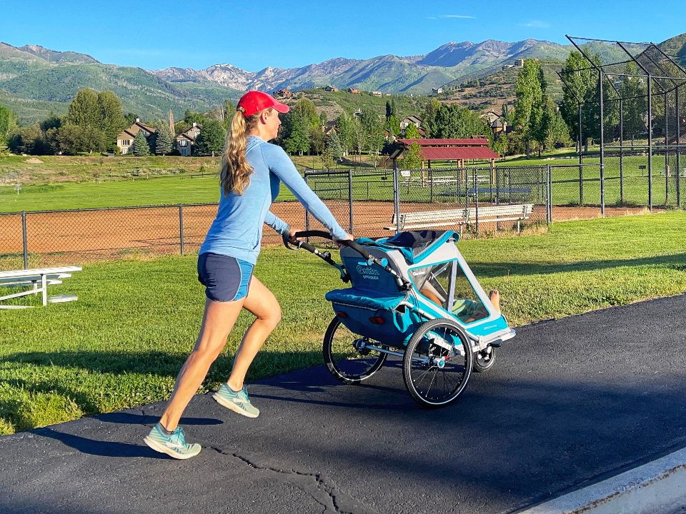 Mom running while pushing the Qeridoo Sportrex2 in jogging mode