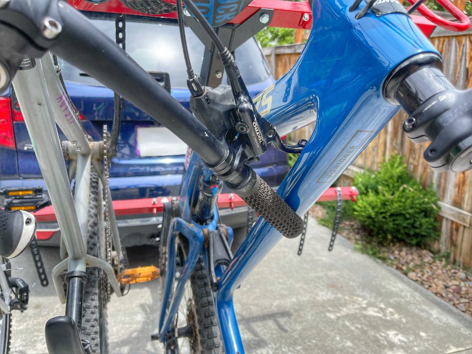 Handlebar and bike frame contact using a vertical hitch bike rack