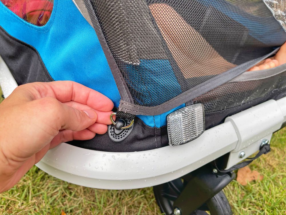 Hook and loop tie down of front covers on Hamax Traveller bike trailer