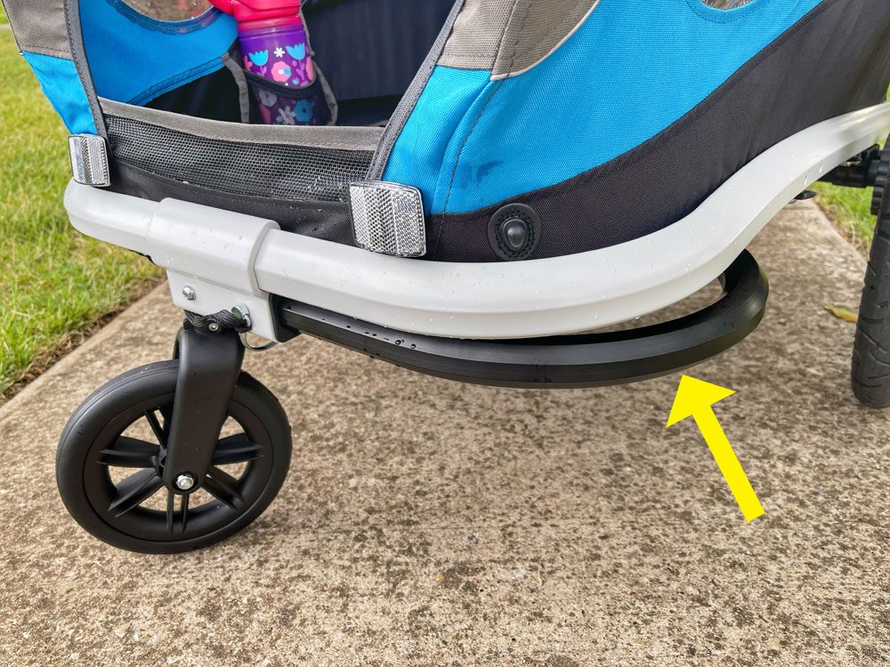 Tow bar of Hamax Traveller stored under the trailer while in stroller mode