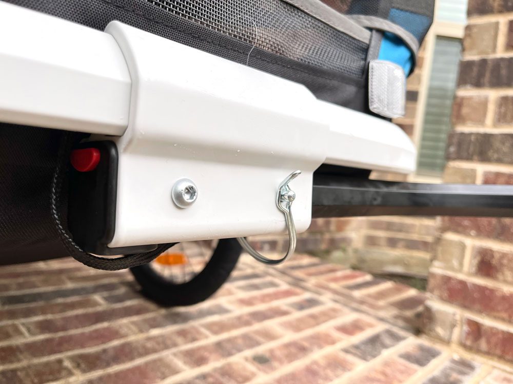 Tow arm safety D clip on Hamax Traveller