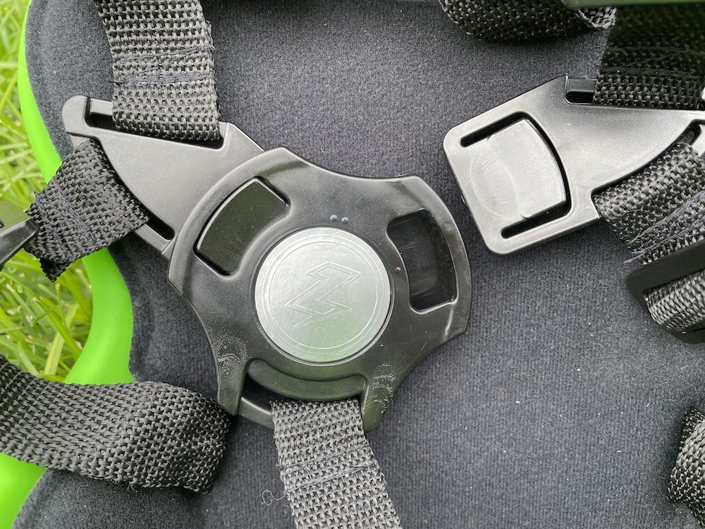 close up of the buckle on the kangaroo bike seat