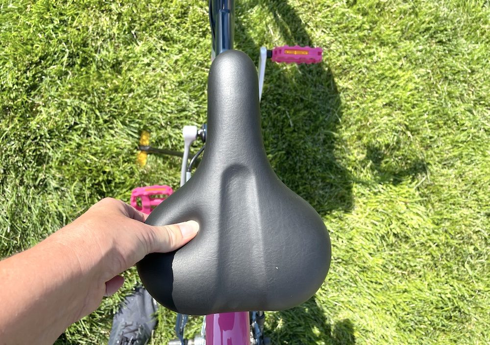 extra cushioned saddle on the btwin Original 500 24 inch bike