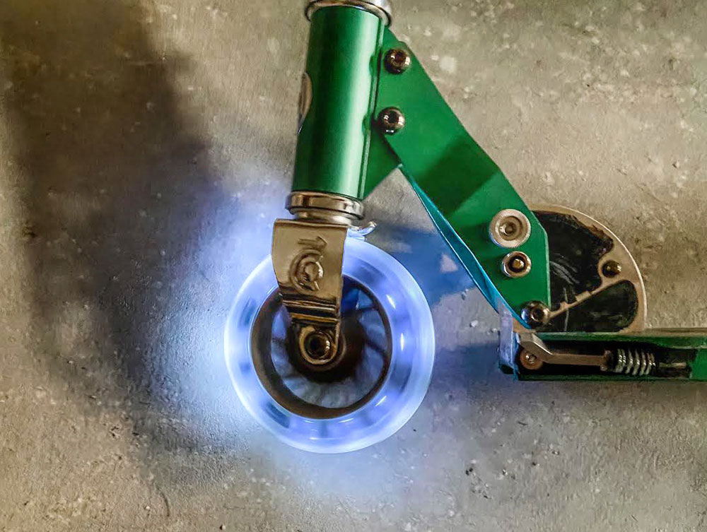 White light up wheel on the front of the Micro Sprite scooter
