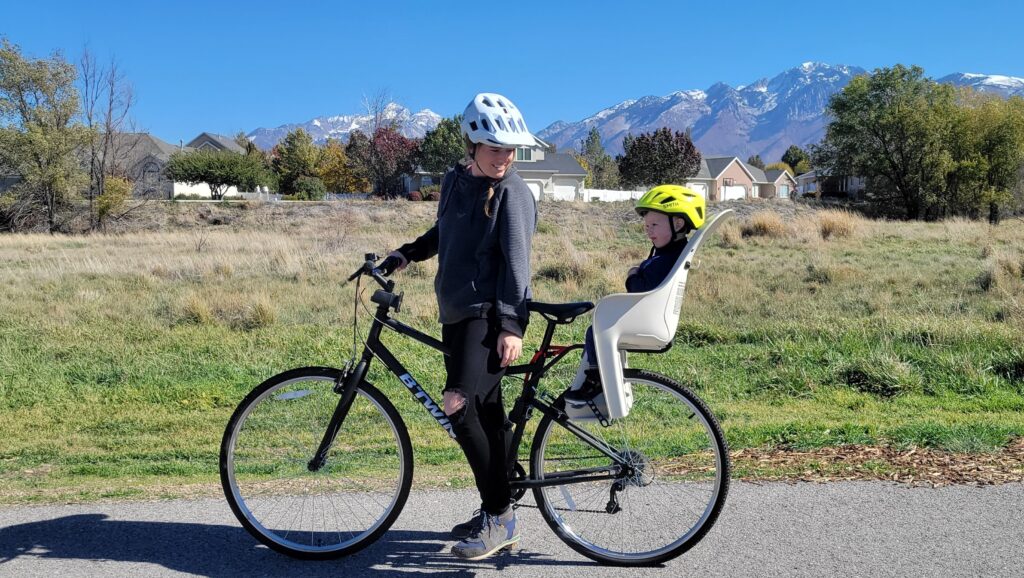 Toddler in the Decathlon Elops 100 bike seat