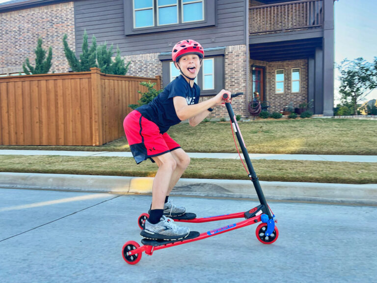 Child shaking his bum to move the Y Fliker scooter