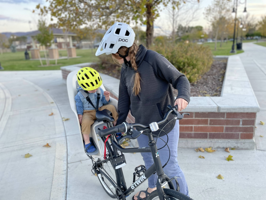 Mom adjusting her toddler in the Decathlon Elops 100