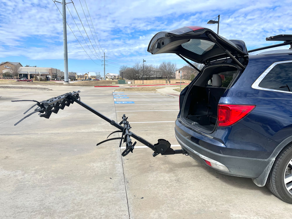 Mast on Yakima HangTight has been lowered for rear hatch access.