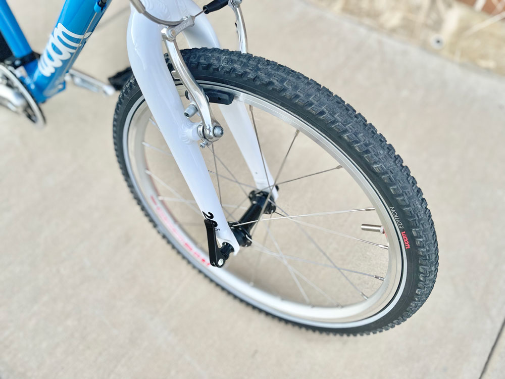 Front wheel and tire of woom 4