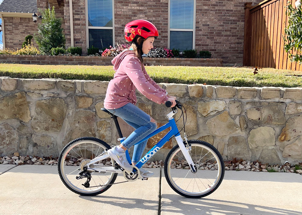 52 inch tall girl riding woom 4 at maximum seat height