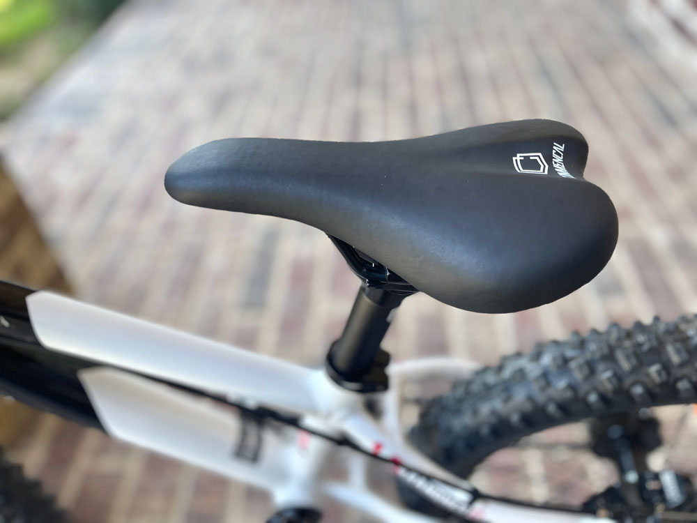 Soft saddle of Commencal Ramones 16