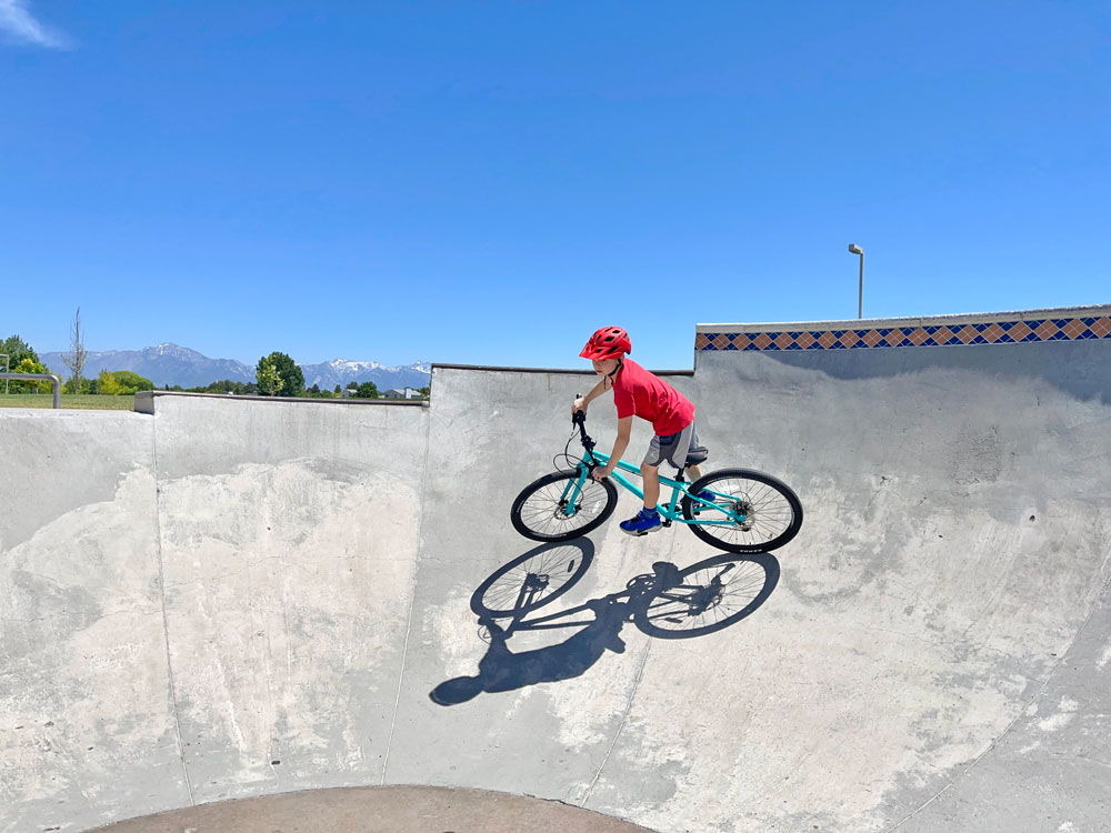 Boy riding a high wall on the Pello Roovi kids bike