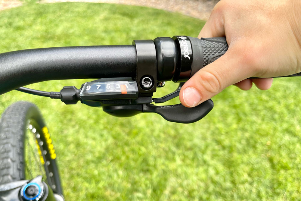 Thumb and forefinger trigger shifter on the Pello roovi