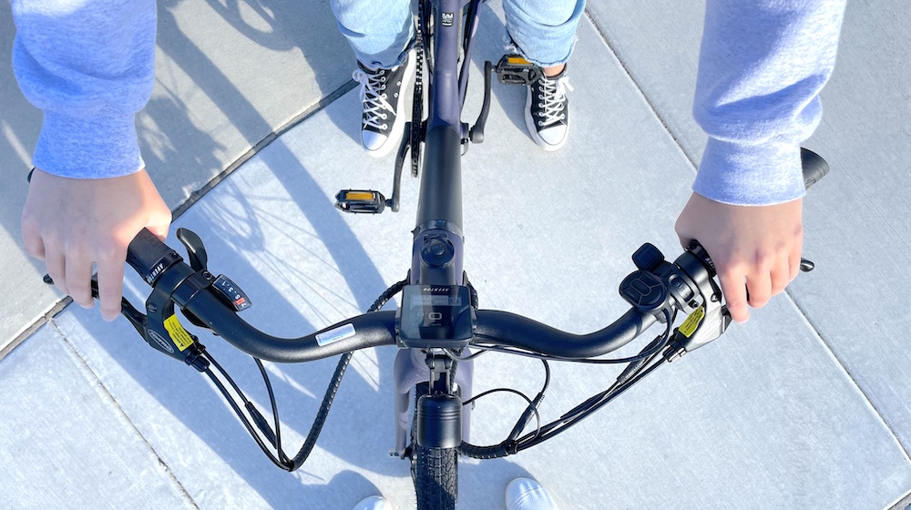 swept back handlebars of the Aventon Pace 350