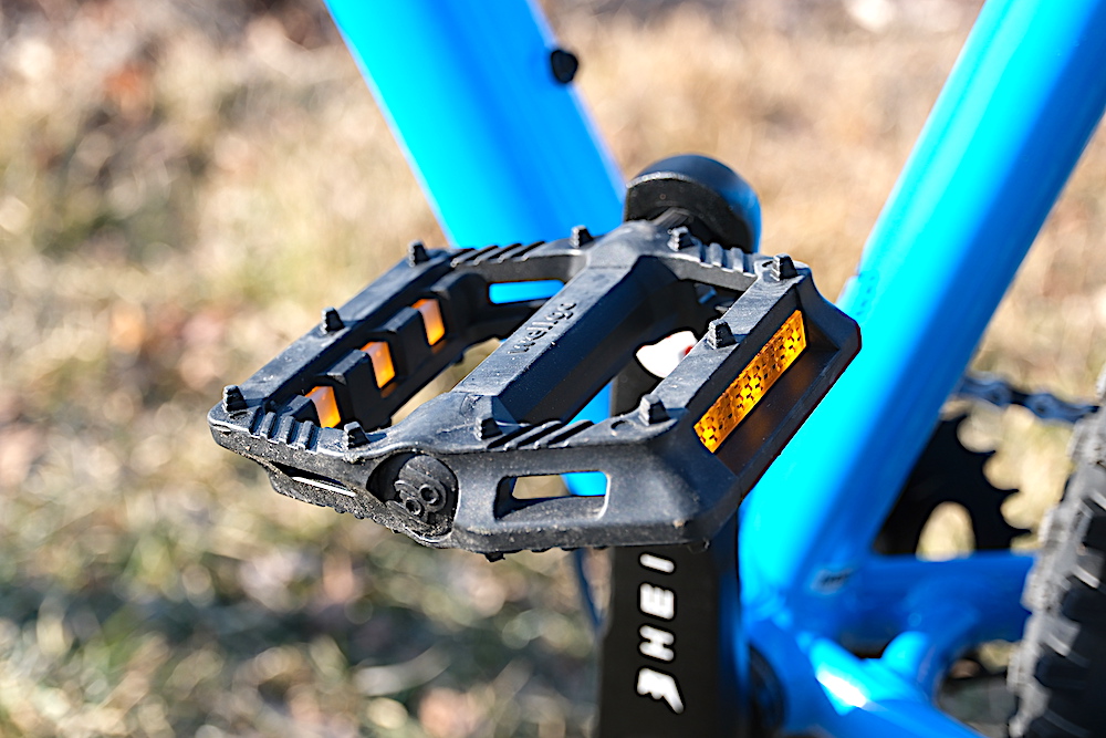 plastic pedals with cleats on the the Prevelo Zulu Five
