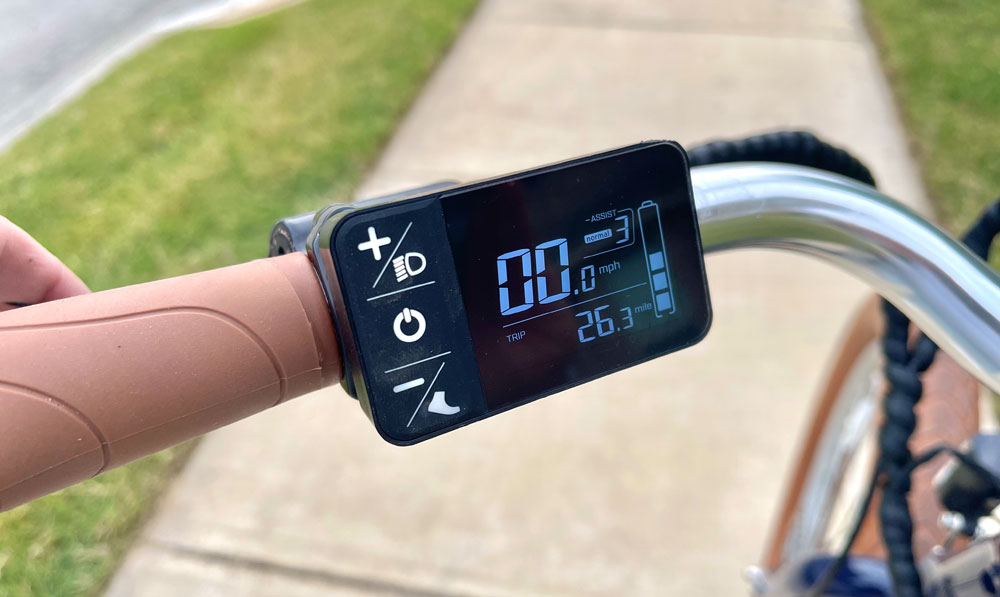 LED screen of Priority e-Coast showing speed, battery level, and PAS level.