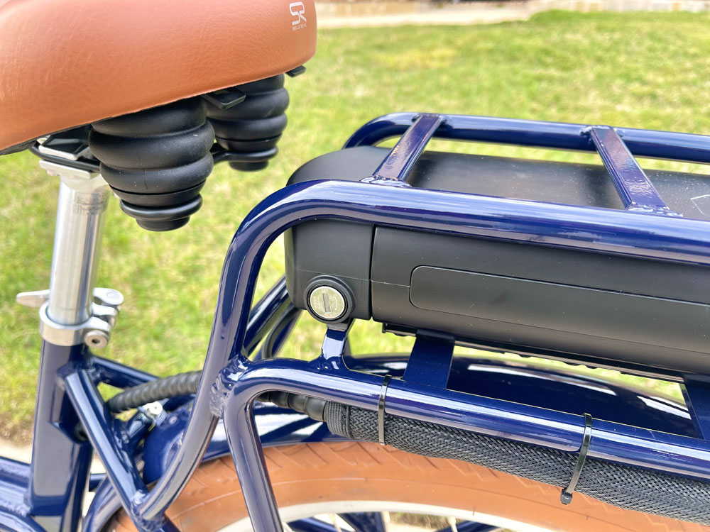 Lockable battery in rear rack of Priority e-Coast bike