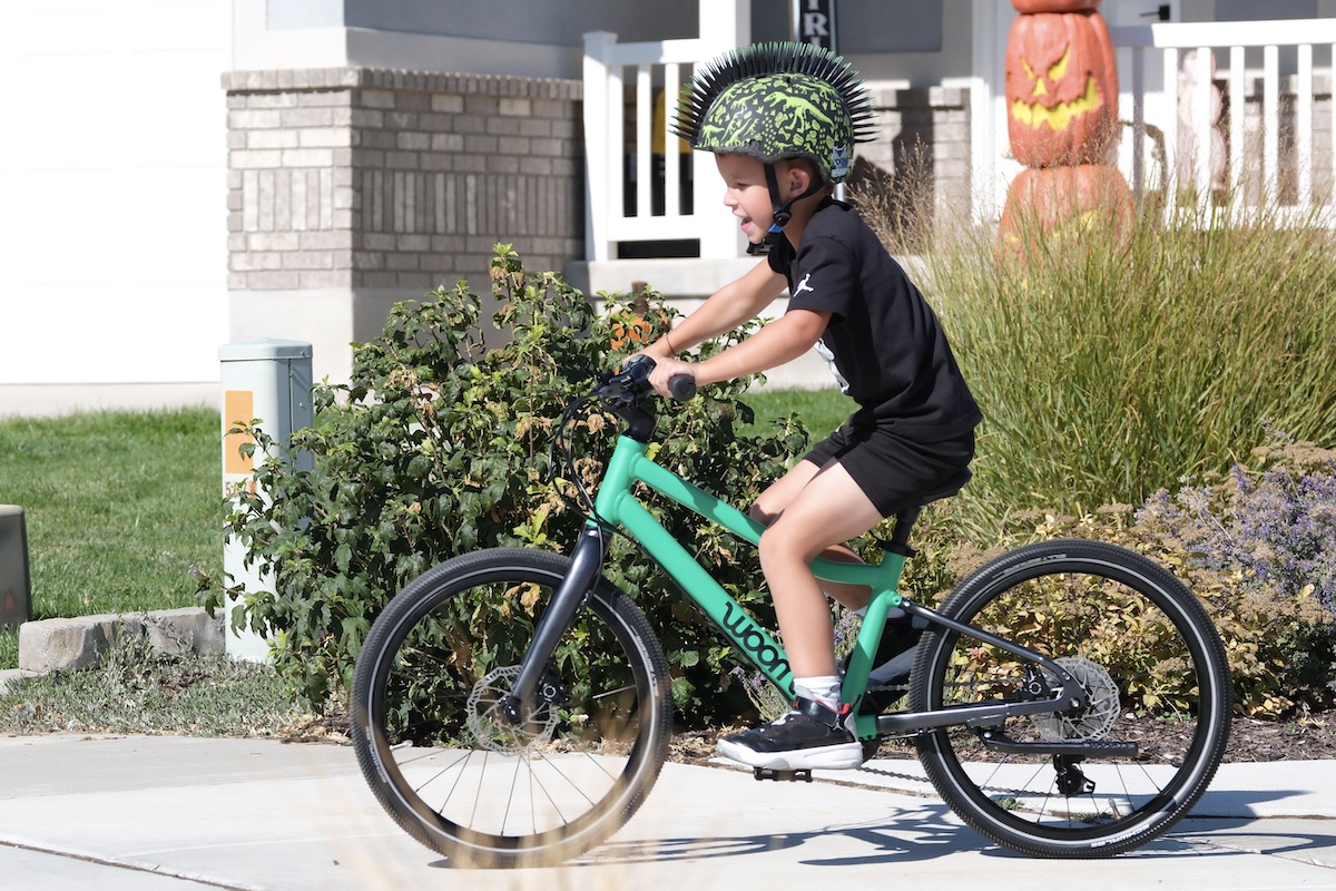 boy riding the woom explore 20 kids bikes