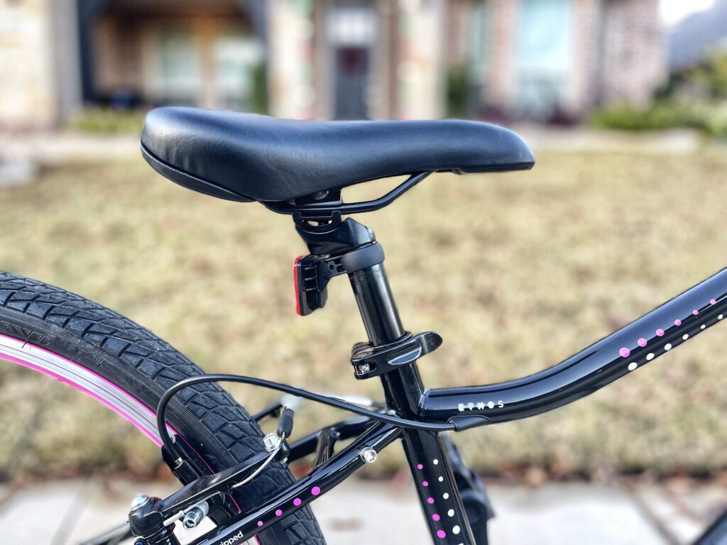 Padded and railed saddle of the Guardian 24 inch kids bike