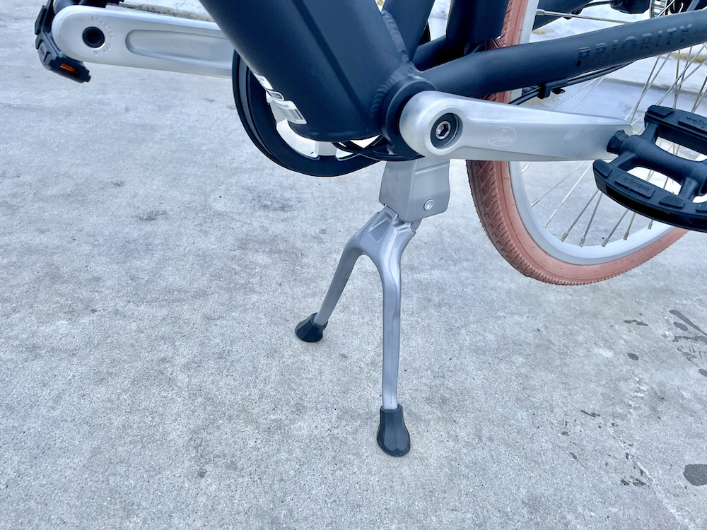double footed kickstand on the Priority e-classic plus ebike