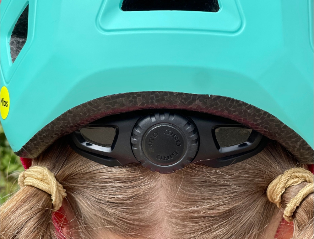 Dial adjust system in the rear of the Giro Scamp II