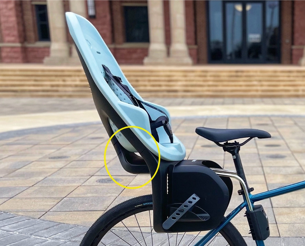 Yepp 2 Maxi seat from the side, showing how the seat is suspended in its base.